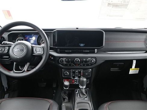 Used 2024 Jeep Wrangler Unlimited Rubicon w/ Capability Package image 11