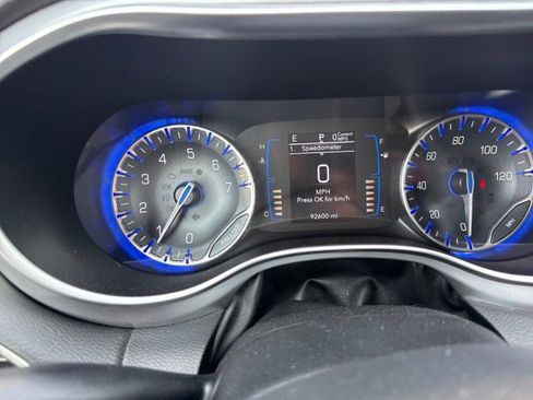 Used 2018 Chrysler Pacifica Touring-L w/ Premium Audio Group FWD image 11