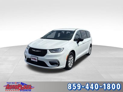 Used 2025 Chrysler Pacifica Select