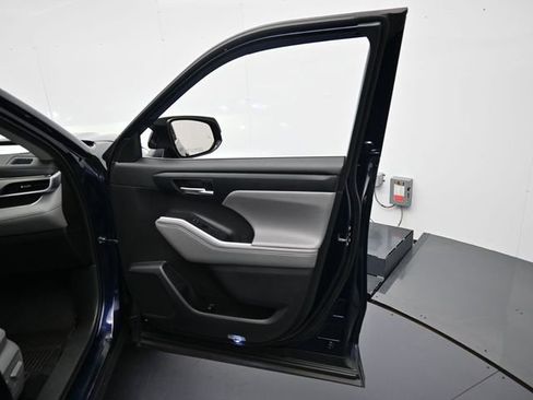 Used 2022 Toyota Highlander XLE image 29