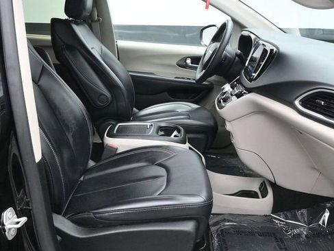 Used 2023 Chrysler Pacifica Touring-L image 10