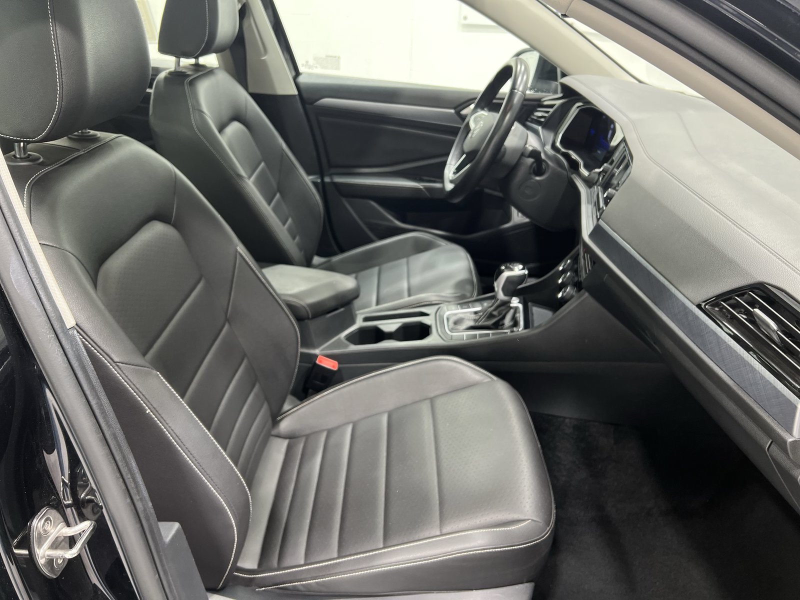 Used 2024 Volkswagen Jetta SE FWD image 24