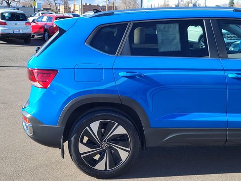 Certified 2024 Volkswagen Taos SE w/ Panoramic Sunroof Package image 6