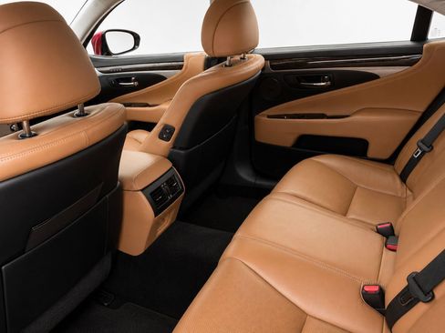 Used 2015 Lexus LS 460 AWD w/ Comfort Package image 4