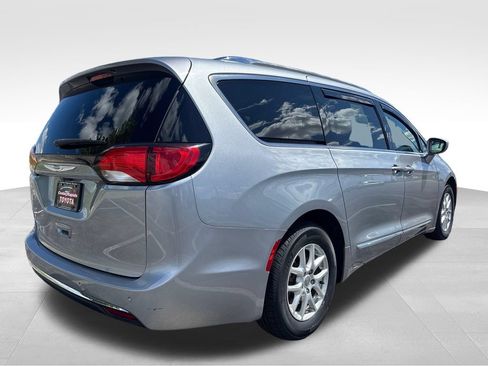 Used 2020 Chrysler Pacifica Touring-L FWD image 6