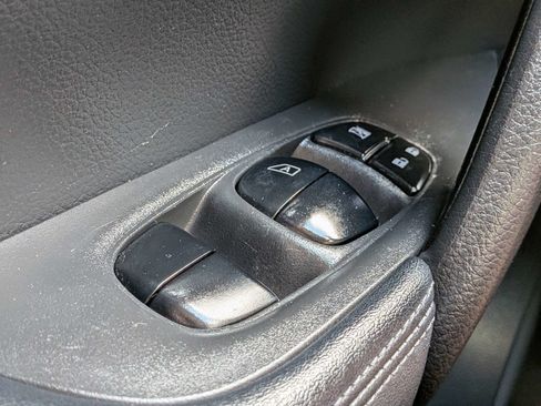 Used 2018 Nissan Rogue SV FWD image 27