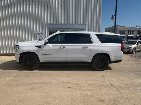 Used 2024 GMC Yukon XL SLT w/ SLT Luxury Package AWD/4WD image 2