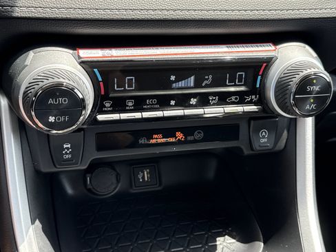Used 2025 Toyota RAV4 XLE FWD image 25
