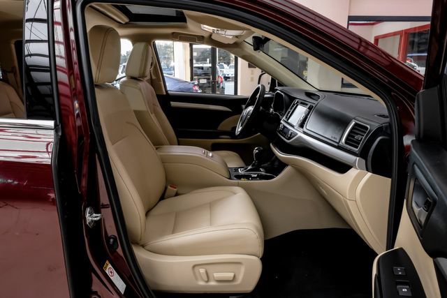 Used 2019 Toyota Highlander XLE FWD image 37