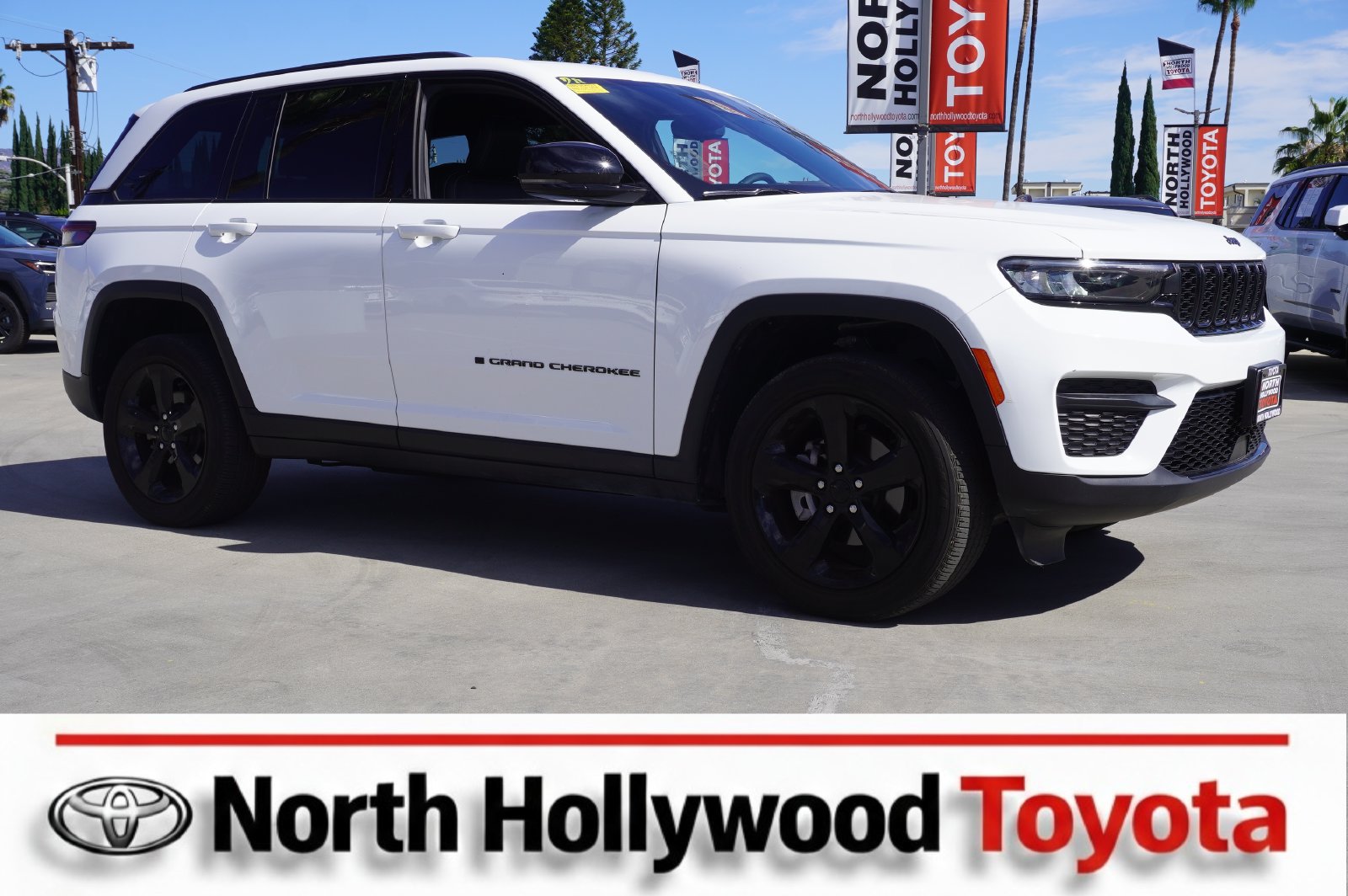 Used 2023 Jeep Grand Cherokee Altitude RWD image 1