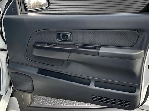 Used 2004 Nissan Xterra XE image 23