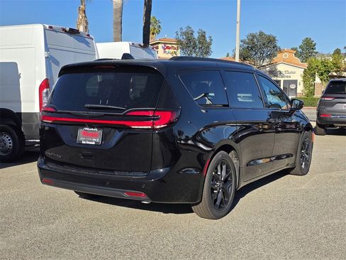 New 2026 Chrysler Pacifica Select w/ S Appearance Package image 4