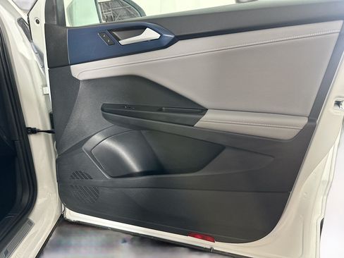 Used 2024 Volkswagen Taos SE w/ Panoramic Sunroof Package FWD image 30