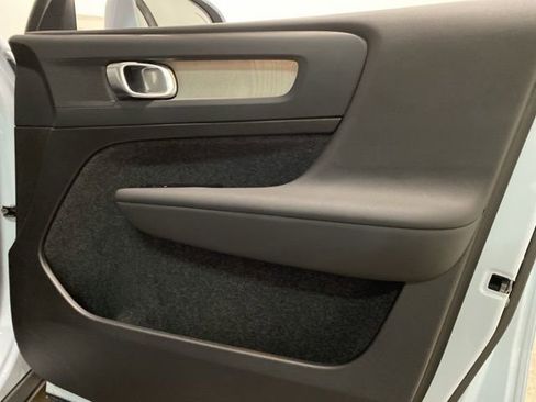 Used 2025 Volvo XC40 B5 Plus image 81