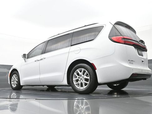 Used 2022 Chrysler Pacifica Touring-L image 39