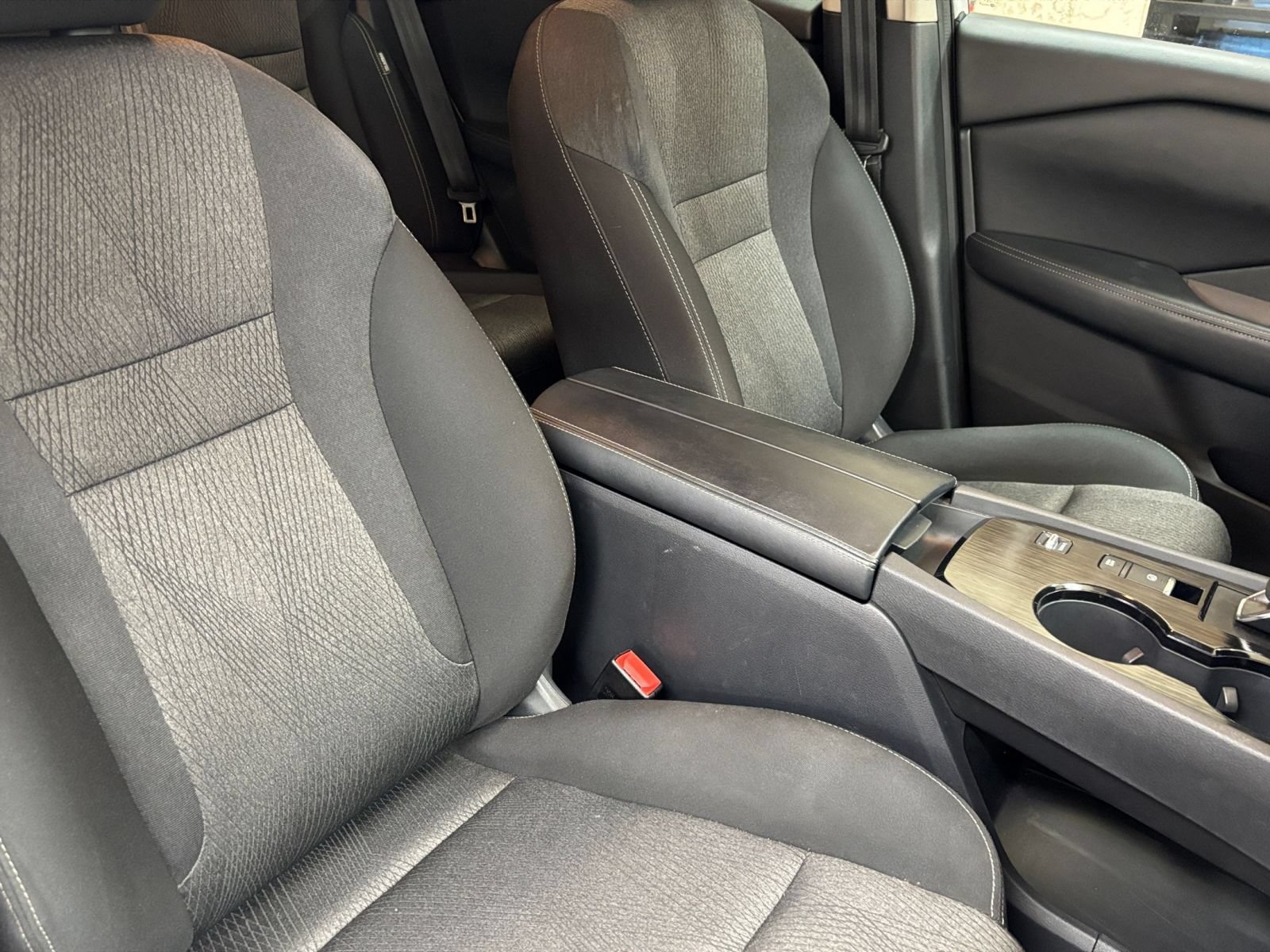 Used 2025 Nissan Rogue SV FWD image 37