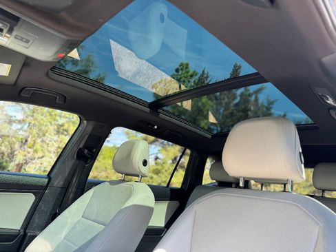 Used 2021 Volkswagen Tiguan SE image 12