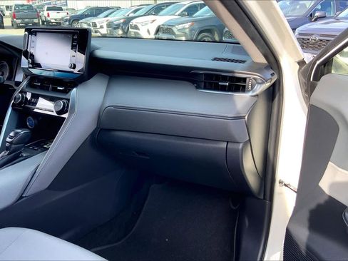 Used 2021 Toyota Venza LE image 18