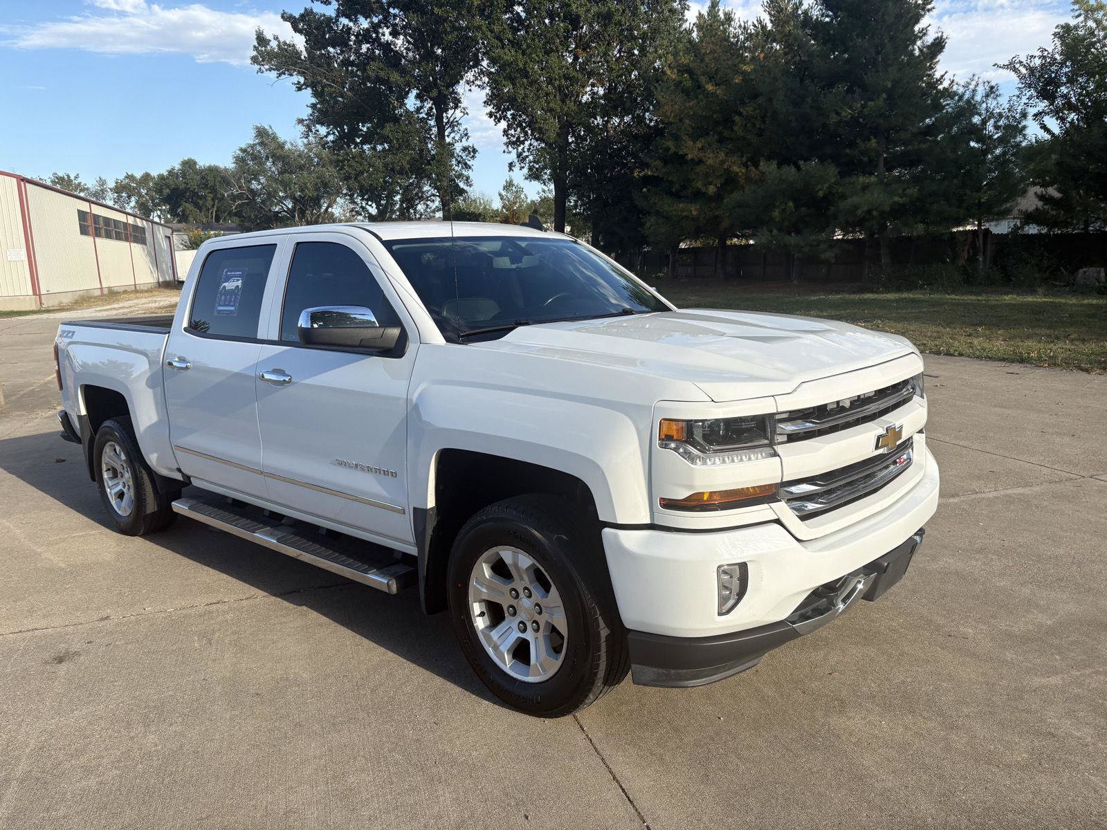 Used 2017 Chevrolet Silverado 1500 LT w/ LT Convenience Package AWD/4WD image 2