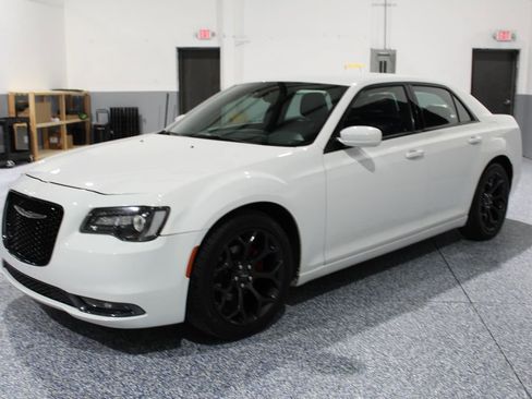 Used 2019 Chrysler 300 S image 4