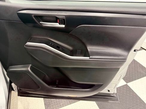 Used 2025 Toyota Highlander Platinum image 22