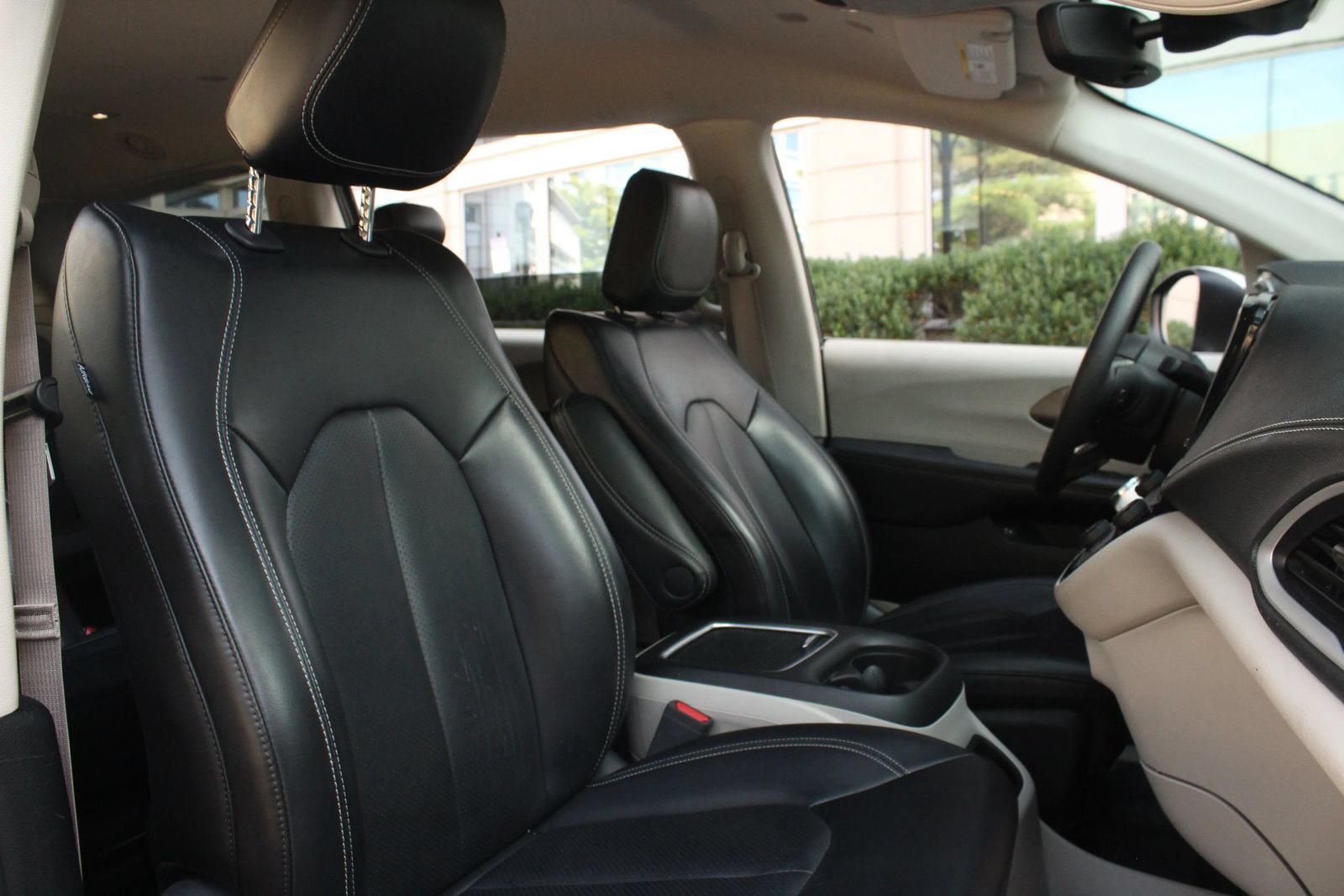 Used 2023 Chrysler Pacifica Touring-L FWD image 25