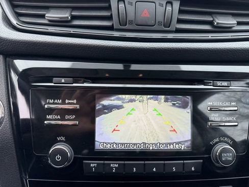 Used 2017 Nissan Rogue SV image 17