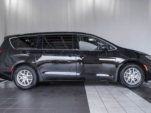 New 2026 Chrysler Pacifica Select image 3