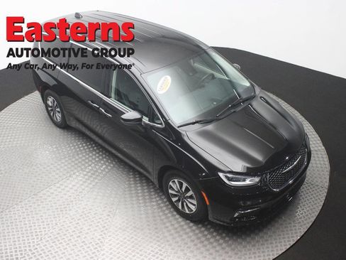 Used 2023 Chrysler Pacifica Touring-L FWD image 3