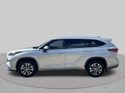 Used 2022 Toyota Highlander XLE AWD/4WD image 2