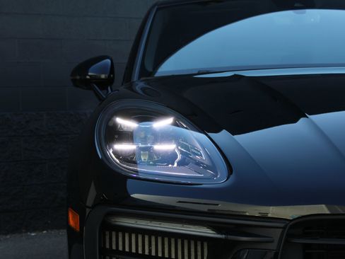 Certified 2023 Porsche Macan S image 13