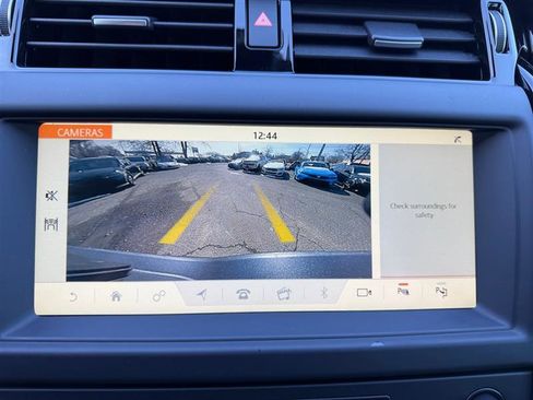 Used 2020 Land Rover Discovery SE image 22