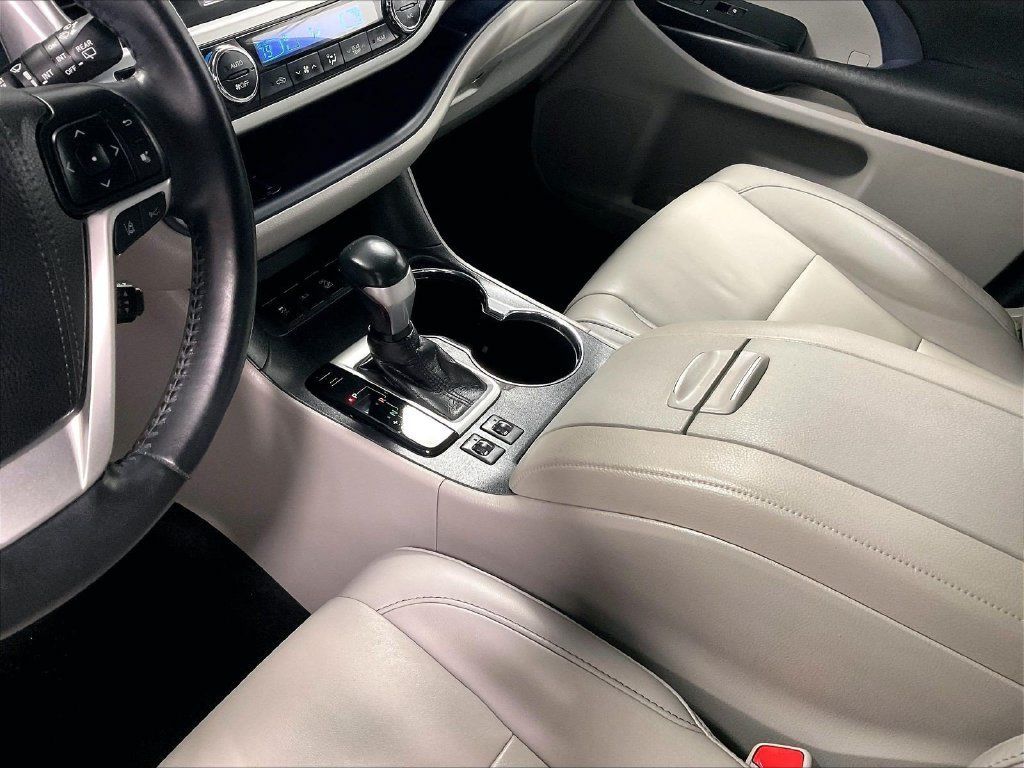 Used 2019 Toyota Highlander XLE AWD/4WD image 21