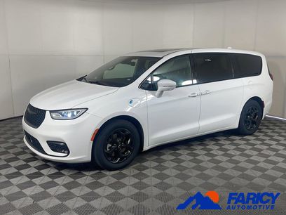 Used 2022 Chrysler Pacifica Limited w/ Uconnect Theater Family Group