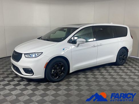 Used 2022 Chrysler Pacifica Limited w/ Uconnect Theater Family Group FWD image 1