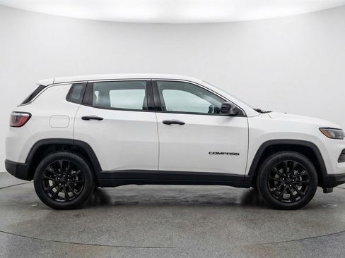 Used 2025 Jeep Compass Trailhawk image 11