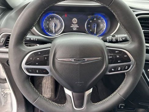 Used 2025 Chrysler Pacifica Select image 16