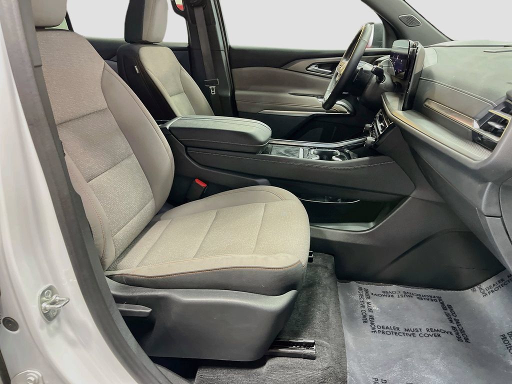 Used 2024 Chevrolet Traverse LT w/ Enhanced Driving Package AWD/4WD image 31