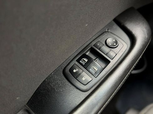 Used 2018 Dodge Challenger SXT RWD image 9