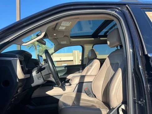 Used 2023 Ford Expedition Limited image 16