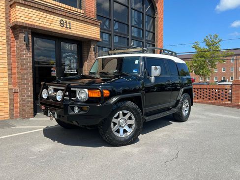 Used 2014 Toyota FJ Cruiser 4WD w/ Upgrade Package image 2