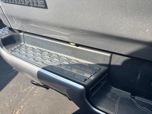 Used 2022 RAM 1500 Laramie AWD/4WD image 7