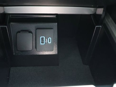 Used 2022 Ford Explorer XLT w/ Equipment Group 202A image 28