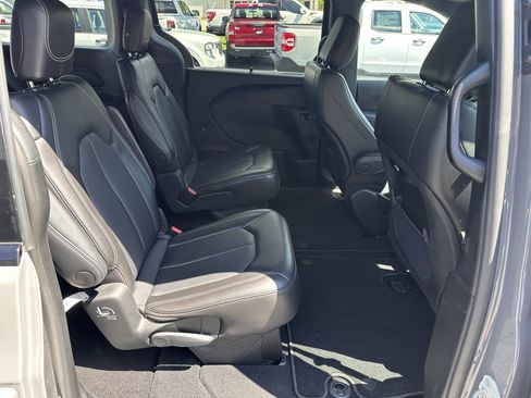 Used 2023 Chrysler Pacifica Touring-L w/ S Appearance Package AWD/4WD image 14