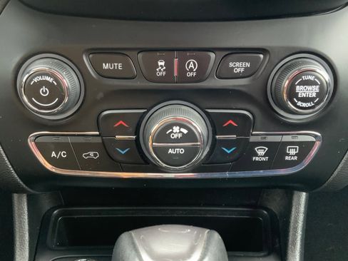 Used 2019 Jeep Cherokee Limited image 34