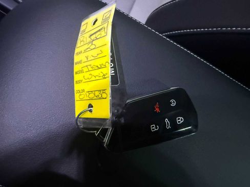 Certified 2025 Volkswagen Tiguan SE image 36