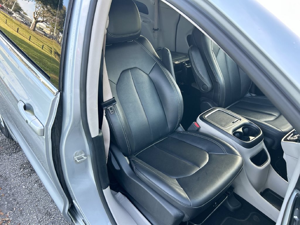Used 2024 Chrysler Pacifica Touring-L FWD image 32