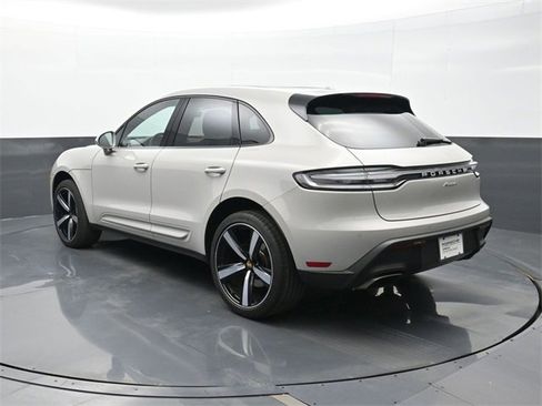 Certified 2023 Porsche Macan image 3