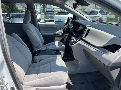 Used 2018 Toyota Sienna LE w/ Carpet Mat Package FWD image 17