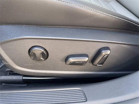 Certified 2025 Volkswagen Jetta SE w/ Sunroof Package image 14